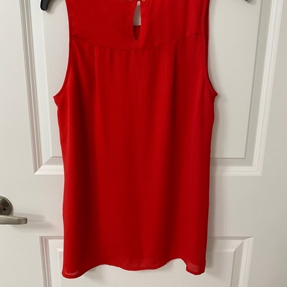 Violet + Claire Sleeveless Round Neck Top. Red. Medium. Officewear, Business - Picture 5 of 5
